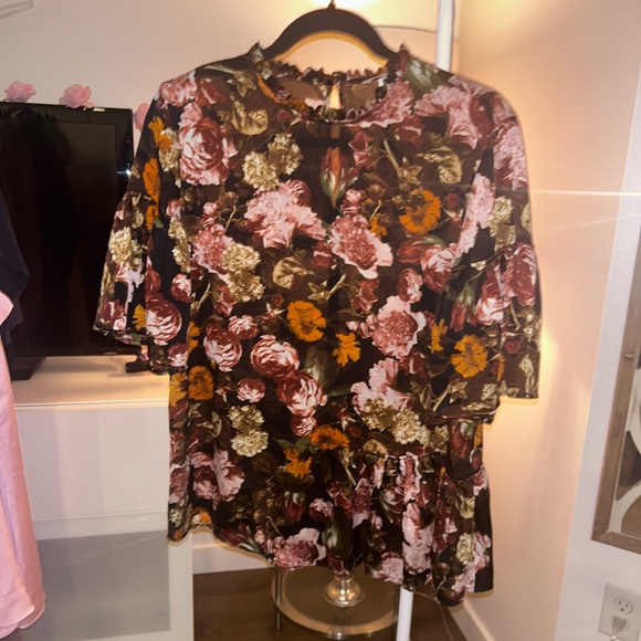 Short sleeve mockneck soft floral top w/ asymmetrical peplum detail - Picture 2 of 5